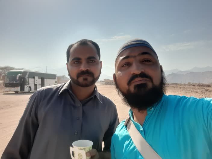 Pilgrims on the road between Ziyarat sites