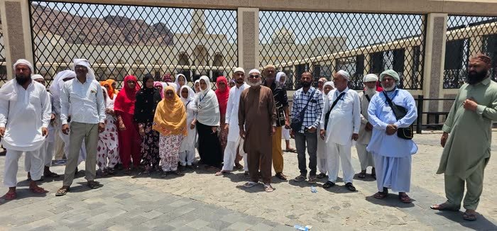Pilgrims of a Madni caravan on Ziyarat