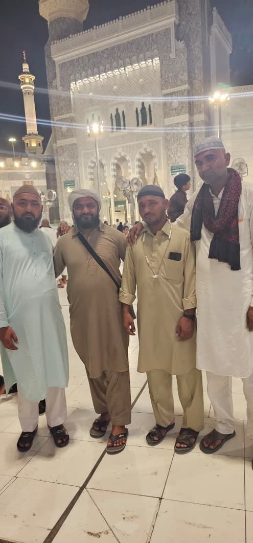 A Madni group outside the masjid in the evening
