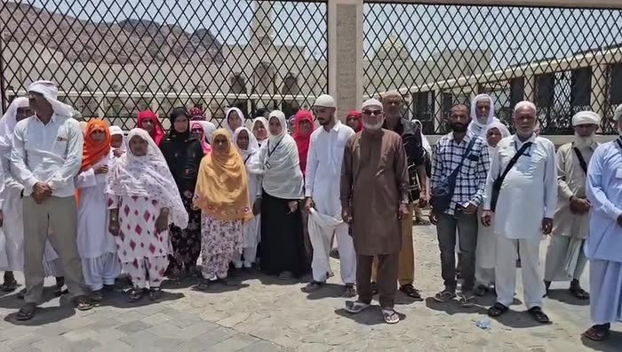 A Madni group at a Ziyarat site