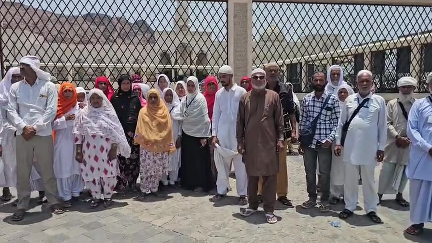 A Madni Tour group at a Ziyarat site