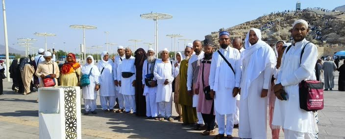 A large Madni group at a Ziyarat site
