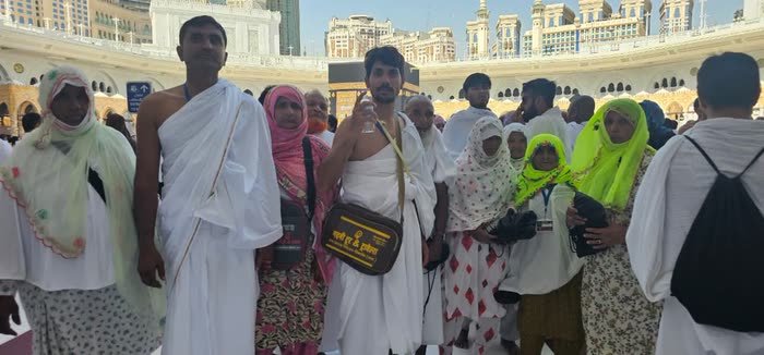 Pilgrims in ihram in the courtyard of Masjid al-Haram
