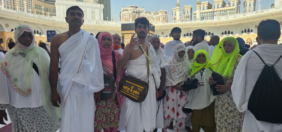 Pilgrims in ihram in the courtyard of Masjid al-Haram