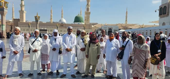 Pilgrims gathered outside Masjid an-Nabawi