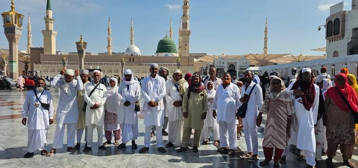 A Madni group in the courtyard of Masjid an-Nabawi