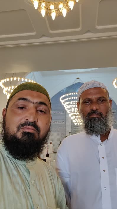 Pilgrims of a Madni group together