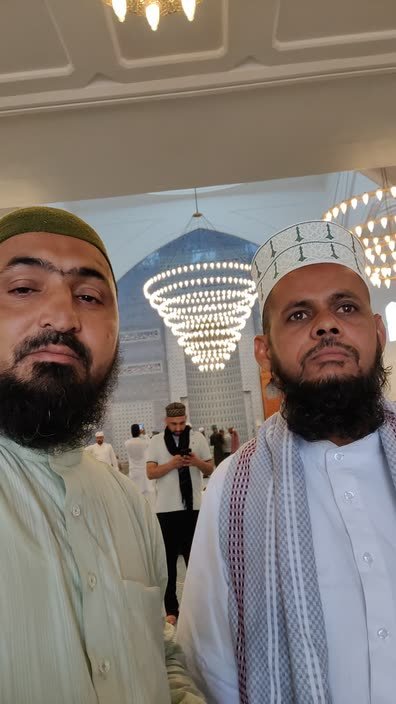 Pilgrims of a Madni group together